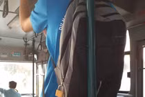 Nam sinh dùng hẳn ổ khóa “siêu to” để khóa balo khi lên xe buýt