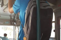 Nam sinh dùng hẳn ổ khóa “siêu to” để khóa balo khi lên xe buýt