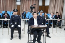 Quan tham giấu số tiền tham ô khổng lồ ở chuồng gà, bếp than, bể nước