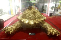 Cụ rùa Hồ Gươm mạ vàng 9999 được “hét” giá như nào?