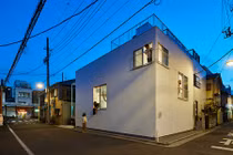 Bên trong ngôi nhà có 7 ban công quay ngược