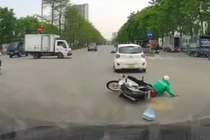 Clip: Ô tô húc ngã lái xe máy Dream cản đường rồi chạy “mất hút” 