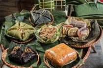 Dân tình chi nửa triệu mua bánh chưng nhân cá hồi, bánh chưng gấc dịp Tết