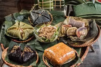 Dân tình chi nửa triệu mua bánh chưng nhân cá hồi, bánh chưng gấc dịp Tết