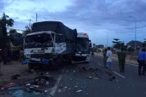 Xe chở khách du lịch tông ô tô tải, 9 người thương vong