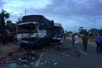 Xe chở khách du lịch tông ô tô tải, 9 người thương vong