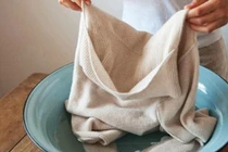 Mách bạn cách tẩy vết mốc trên quần áo cực hiệu nghiệm