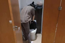 Người phụ nữ sống trong nhà vệ sinh công cộng ở Thượng Hải