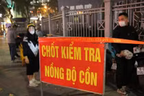 Đêm 8/3, hàng loạt nữ tài xế bị kiểm tra nồng độ cồn 