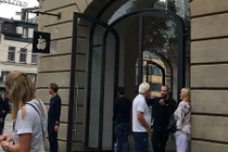 Pin iPad phát nổ tại Apple Store Amsterdam khiến 3 người bị thương