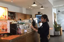 Sinh viên xa quê, nghẹn lòng làm thêm xuyên Tết giúp gia đình