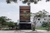 Nhà phố phá cách với lưới chống côn trùng phủ mặt tiền 