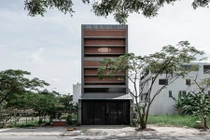 Nhà phố phá cách với lưới chống côn trùng phủ mặt tiền 