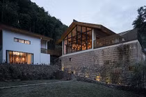 Nhà một nửa đẹp ngỡ ngàng sau cải tạo