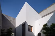 Ngôi nhà giữa Hà Nội ngập nắng đẹp lung linh trên báo ngoại