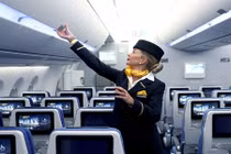 Hành lý xách tay của tiếp viên hàng không có gì?