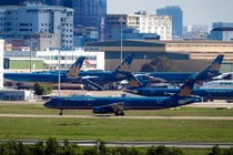 Hàng không “đốt” trăm tỉ vì phải bay vòng chờ ở Tân Sơn Nhất