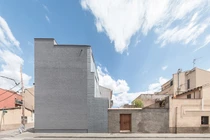 Ngôi nhà chống nóng hiệu quả nhờ mặt tiền bằng nhựa