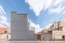 Ngôi nhà chống nóng hiệu quả nhờ mặt tiền bằng nhựa