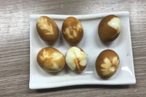 "Thánh nữ công sở" luộc trứng bằng vôi sống và nước lạnh