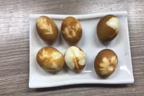 "Thánh nữ công sở" luộc trứng bằng vôi sống và nước lạnh