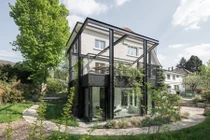 Bọc lưới thép độc đáo, nhà cổ thoáng sáng bất ngờ