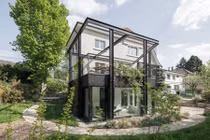 Bọc lưới thép độc đáo, nhà cổ thoáng sáng bất ngờ