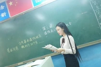 Cô giáo trẻ đẹp thế này thì học sinh nào cũng chăm chỉ lên lớp