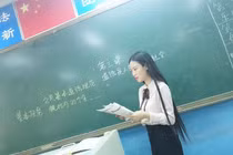 Cô giáo trẻ đẹp thế này thì học sinh nào cũng chăm chỉ lên lớp