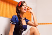 Vợ chồng lục đục vì chị hàng xóm quá tự nhiên 