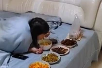 Chồng bất lực thói quen của vợ, dư luận dậy sóng khi biết lý do