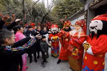 Không phải vàng, người Trung Quốc mua gì cầu may ngày Vía Thần Tài?