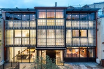 Bên trong biệt thự nửa kín nửa hở độc đáo tại xứ sở sương mù