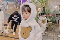 Con gái Đông Nhi trổ tài làm quen bắt chuyện buôn dưa lê cùng bạn mới