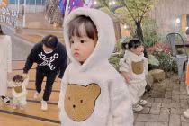 Con gái Đông Nhi trổ tài làm quen bắt chuyện buôn dưa lê cùng bạn mới