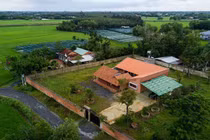 Choáng ngợp “biệt phủ” toàn gỗ 2.000m2 ở Tây Ninh trên báo Mỹ