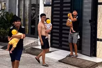 Những ông bố đảm đang trông con vẫn "họp chợ buôn xuyên lục địa"