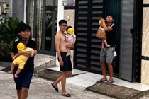 Những ông bố đảm đang trông con vẫn "họp chợ buôn xuyên lục địa"