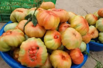 Đắt gấp đôi loại thường, cà chua múi Sơn La vẫn "hút" khách Hà thành