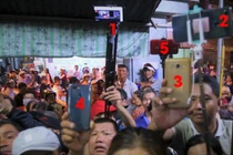 Video: Quá đông người đến viếng khiến xảy ra xô xát tại lễ tang Anh Vũ