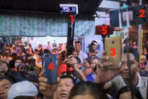 Video: Quá đông người đến viếng khiến xảy ra xô xát tại lễ tang Anh Vũ