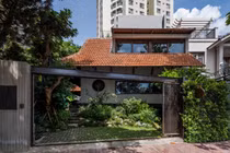 Báo Mỹ tấm tắc khen nhà mái ngói mộc mạc giữa Sài thành