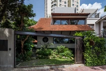 Báo Mỹ tấm tắc khen nhà mái ngói mộc mạc giữa Sài thành