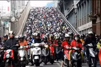 Video: Xe máy xuống dốc như thác đổ vẫn không ùn tắc