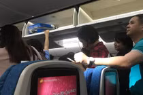 Hành khách choáng váng vì chuyến bay "toát mồ hôi hột" của Vietnam Airlines