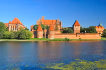 Cận cảnh lâu đài lớn nhất thế giới mất hơn 100 năm xây dựng