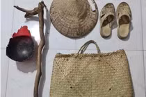 Lạ đời túi xách ăn xin được rao bán với cao ngất ngưởng