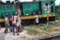 Quảng Ninh: Đầu tàu hỏa chở than mất lái lao vào nhà dân