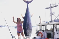 Người phụ nữ một mình kéo con cá ngừ vây xanh nặng 450 kg lên thuyền