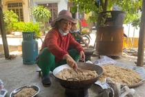 Người dân ở rốn lũ Quảng Bình tiếp tế đồ ăn cho y, bác sĩ ở Bắc Giang